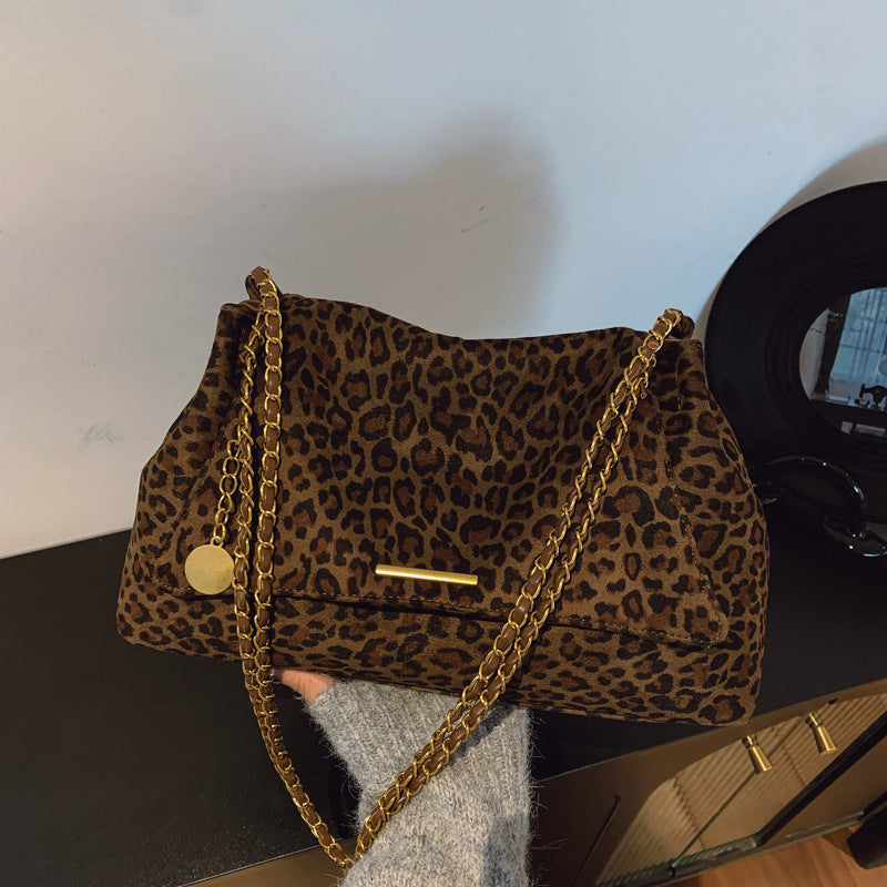 Sleek, Versatile Leopard-print Shoulder Bag