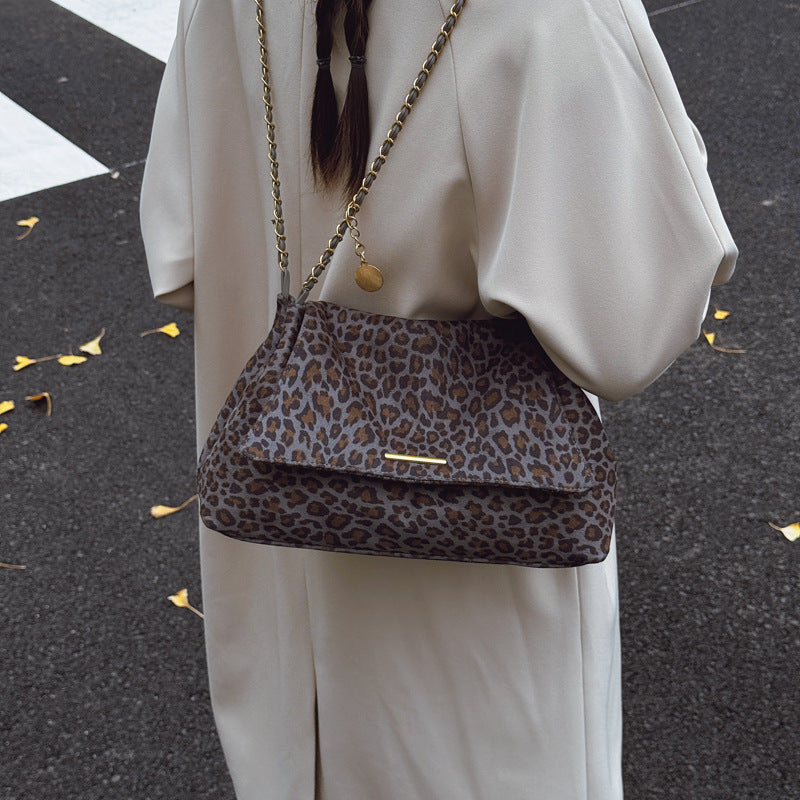 Sleek, Versatile Leopard-print Shoulder Bag
