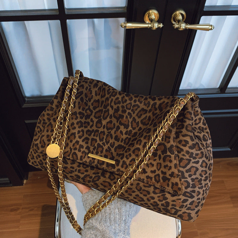 Sleek, Versatile Leopard-print Shoulder Bag